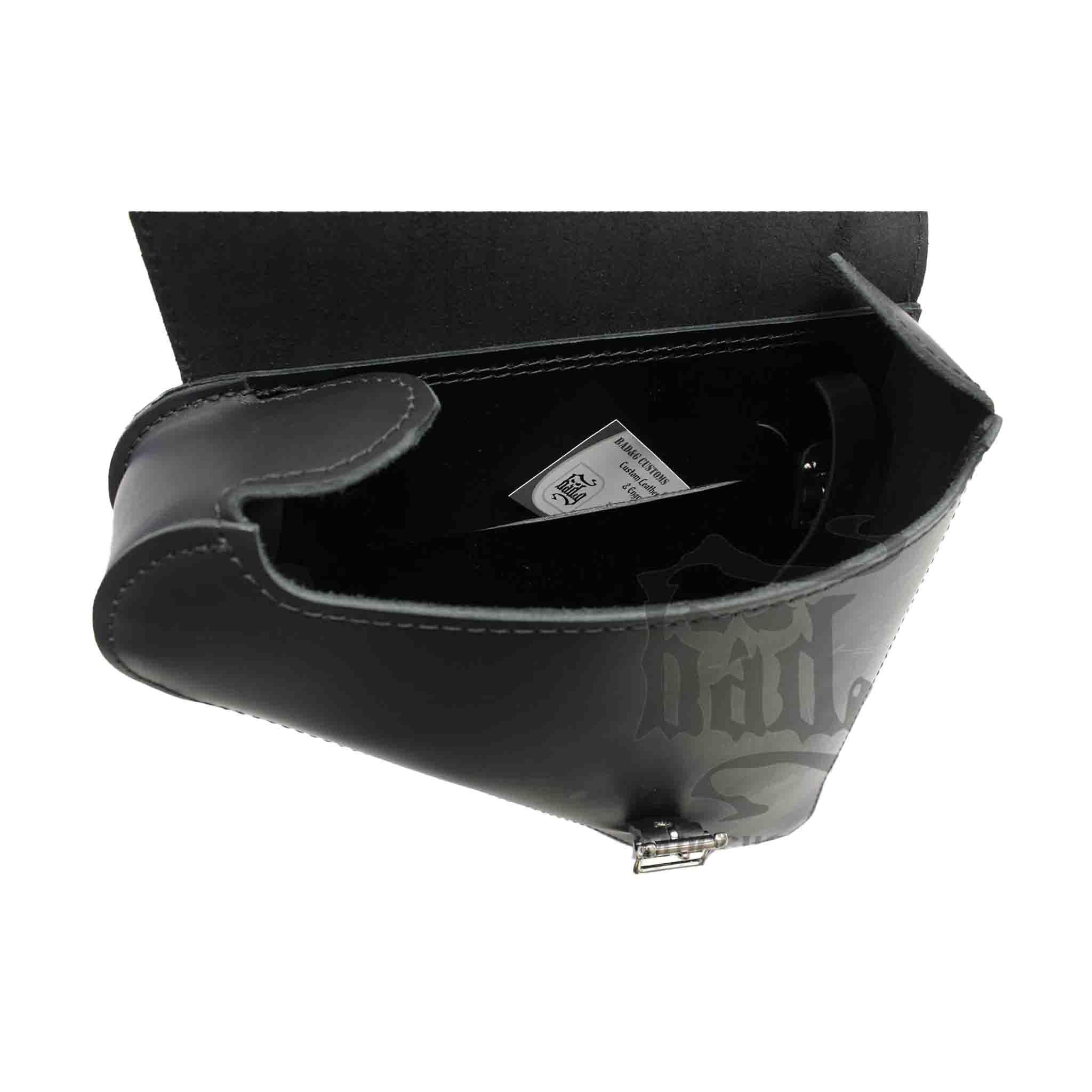 Upgrade your Harley-Davidson® Dyna with the DL03 Dyna Left Side Solo Bag. Hand crafted in USA with premium leather and top quality hardware. Durable and stylish, it's the perfect fit for your motorcycle.